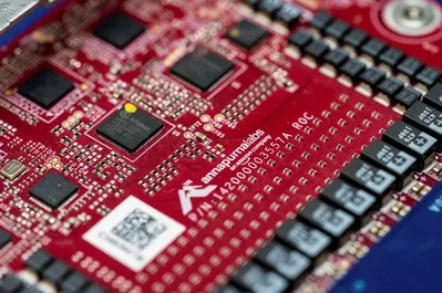 يعمل المديرون النشطون على تقليل الانكشاف على أسهم أشباه الموصلات وزيادة المراكز في شركتي Microsoft وAmazon مع توقعات باعتدال نمو الإنفاق على مراكز البيانات. ويتوقع المحللون ارتفاع النفقات الرأسمالية لشركات الحوسبة العملاقة بنسبة 25 بالمئة فقط العام المقبل بعد طفرة كبيرة شهدها عام 2024.