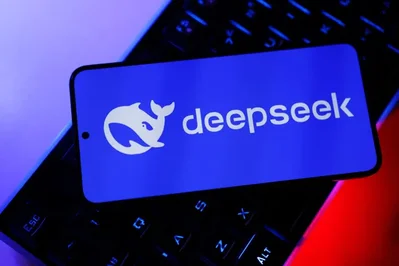 Registos recentes de investidores chineses indicam que a startup de IA DeepSeek está avaliada em cerca de 350,88 mil milhões de yuan. Estes dados revelam detalhes sobre a primeira ronda de financiamento externo da empresa, que prepara uma potencial entrada na bolsa de Xangai ainda este ano.