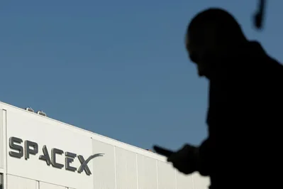 تتفاوض شركة SpaceX المملوكة لإيلون ماسك على اتفاقية بمليارات الدولارات لتزويد وزارة الدفاع الأمريكية بسعة مراكز بيانات مخصصة لنماذج الذاء الاصطناعي. ومن شأن هذه الصفقة أن توسع دور الشركة كشريك دفاعي مع وضعها كمنافس مباشر لمزودي البنية التحتية السحابية المتخصصين.