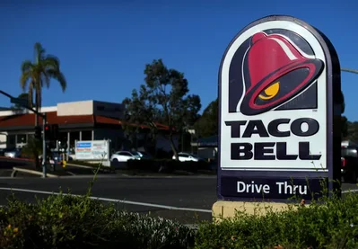 أفادت إدارة الغذاء والدواء الأمريكية بأن Taco Bell ستتوقف عن استخدام الخس من مورد مرتبط بتفشي داء حلقيات الأبواغ الذي تسبب في 5002 حالة في ميشيغان. يأتي هذا الحادث في أعقاب سلسلة من تحديات الأمراض المنقولة بالغذاء التي واجهت سلاسل مطاعم أمريكية كبرى مثل McDonald's و Chipotle.