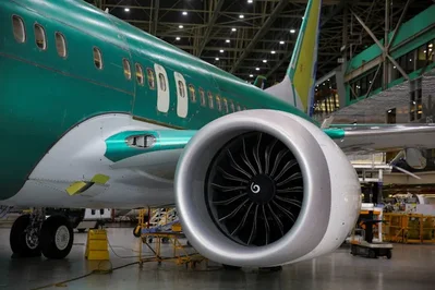 ستسمح إدارة الطيران الفيدرالية لشركة Boeing باستئناف إصدار شهادات صلاحية الطيران لجميع طائرات 737 MAX و787 اعتباراً من الأسبوع المقبل. ويأتي هذا القرار بعد أشهر من مراجعات السلامة، مما يعكس ثقة الوكالة في جودة الإنتاج وأنظمة الرقابة لدى الشركة.