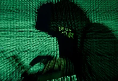 A Clover Health Investments detetou um incidente cibernético em que um pirata informático acedeu a três contas de funcionários através de engenharia social. A seguradora afirmou que a violação incluiu informações de saúde pessoais, mas não afetou os sistemas financeiros ou de sinistros. A empresa não prevê um efeito material nas suas operações.