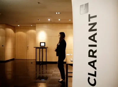 رفضت شركة الكيماويات المتخصصة السويسرية Clariant مطالبة بتعويضات بقيمة 1.1 مليار يورو قدمتها Dow Europe بشأن انتهاكات مزعومة لقانون المنافسة في سوق الإيثيلين. وصرحت Clariant بأنها ستدافع عن موقفها بحزم وتؤكد أن سلوكها لم يكن له أي تأثير على أسعار السوق.