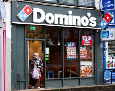 A Domino's Pizza falhou as estimativas de vendas e lucros trimestrais pela segunda vez consecutiva, com os consumidores a reduzirem os gastos discricionários. As vendas comparáveis nos EUA subiram apenas 0,1 por cento, enquanto as vendas internacionais registaram uma queda inesperada face à inflação.