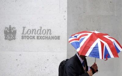 月曜日のFTSE 100指数は0.7%下落しました。米国とイランの間の地政学的摩擦が世界的な投資家心理の重荷となっています。アンディ・バーナム氏が英国の新首相に就任するなか、市場は厳しい財政状況下での財務相人事に注目しており、投資家は慎重な姿勢を維持しています。