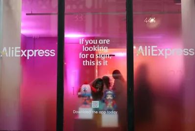AliExpressは違法製品に関する調査を受けて欧州連合の規制当局から科された5億5000万ユーロの制裁金について、不当に重いとの見解を示しました。同社は自社の積極的な安全枠組みを主張しつつ、決定内容を精査し、あらゆる法的手段を検討していると述べています。