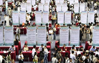 中国の6月における16歳から24歳を対象とした都市部調査失業率は、5月の15.6パーセントから14.9パーセントへと低下しました。国家統計局のデータによると、25歳から29歳の層や30歳から59歳の層の失業率もわずかに低下しており、労働市場全体で緩やかな改善が見られました。