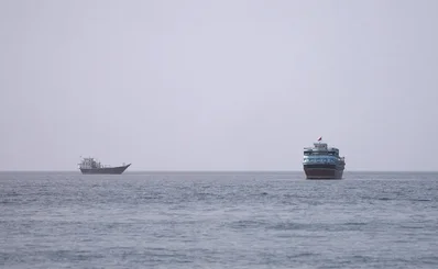 衛星データと海事関連の情報筋によると、最近のイランによる攻撃を受けて、ホルムズ海峡外側での船舶間における石油の積み替え作業が鈍化しています。安全上の懸念から海運各社が軍の護衛を伴う通航計画を避けているため、先週の大型タンカーの通航数は1日平均2隻にまで減少しました。