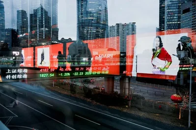 中国証券監督管理委員会の呉清主席は、時価総額10兆元が消失した最近の下落局面を受け、市場運営の安定維持と監督強化を約束しました。月曜日の市場に回復の兆しが見られる中、国有企業やファンドマネージャーは投資家の信頼を回復させるため、自社株買いや投資の拡大に乗り出しています。