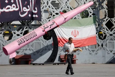 イエメンのイラン系武装組織フーシ派はサウジアラビアに対する海上封鎖を宣言しました。これにより世界の原油供給の7％が停滞する恐れがあります。この発表は、米国とイラン間の脆弱な暫定合意を維持するため、国際仲介者が10日間の停戦を提案している中で行われました。