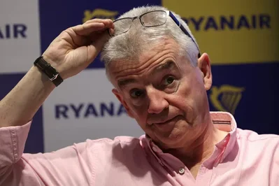 O CEO Michael OLeary declarou que as conclusões iniciais de um inquérito a um incidente com a janela de um Boeing 737 sugerem que ocorreram danos no motor por um objeto estranho durante a descolagem. Um projeto de relatório sobre o evento em Salonica é esperado no prazo de vinte e oito dias.