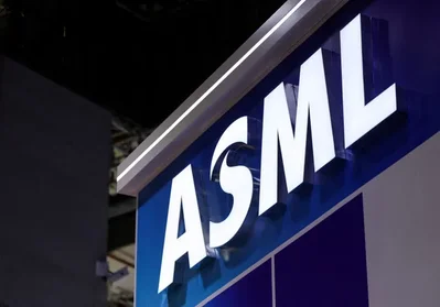 يرى محللون ومستثمرون أن ASML قد تصبح أول شركة أوروبية تصل قيمتها السوقية إلى تريليون دولار بعد ارتفاع ملحوظ في سعر سهمها هذا العام. وتحتفظ الشركة باحتكار عالمي لأدوات الليثوغرافيا المتقدمة الضرورية لإنتاج رقائق الذكاء الاصطناعي المتطورة.