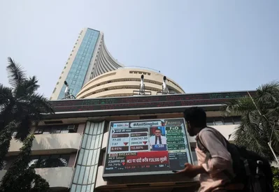 O Nifty 50 e o BSE Sensex registaram quedas na manhã de segunda-feira com o HDFC Bank a liderar as perdas no setor bancário privado devido a margens financeiras líquidas dececionantes. O mercado foi também pressionado pelo agravamento das tensões no Médio Oriente e pela subida do petróleo bruto.