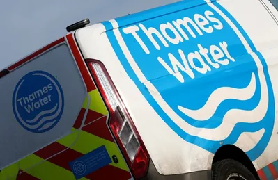 تستعد مجموعة من دائني شركة Thames Water تضم Elliott Management وInvesco للطعن في أي تحرك حكومي لتأميم مرفق المياه. وتواجه الشركة المثقلة بالديون نقصا في السيولة بحلول شهر نوفمبر المقبل بينما تقيم الإدارة الجديدة مقترحات الإنقاذ مقابل خيار الملكية العامة.