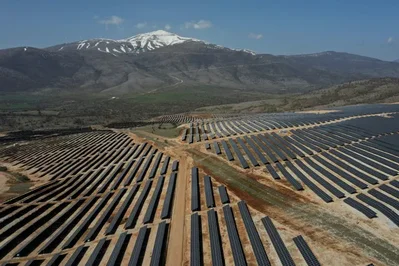 6月の中国の太陽光関連輸出は、東南アジア向けが33％増、アフリカ向けが26％増と堅調に推移した一方で、世界全体では9％減の98万トンとなりました。4月の輸出還付金廃止後で2度目の月次減少となり、欧州や中東での需要軟化も響いています。