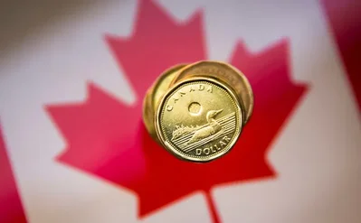 انخفضت العملة الكندية إلى 1.4060 مقابل الدولار الأمريكي بعد هدوء التضخم المحلي بأكثر من المتوقع الشهر الماضي. وساهم تراجع تكاليف البنزين في خفض المعدل السنوي من أعلى مستوى له في 29 شهراً مما دفع الأسواق لتقليص توقعات رفع أسعار الفائدة من قبل بنك كندا هذا العام.