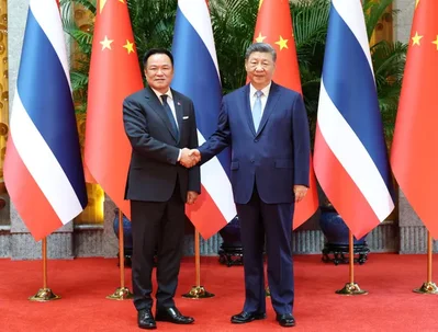 O governo tailandês planeia concluir uma secção ferroviária de 250 km entre Banguecoque e Nakhon Ratchasima até 2030, integrada numa rede regional com ligação a Kunming. O Primeiro-Ministro Anutin Charnvirakul estabeleceu acordos com a China sobre cooperação na defesa e partilha de informações.