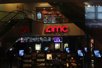 A cadeia de cinemas anunciou receitas de 1,60 mil milhões de dólares no segundo trimestre e lucros ajustados de 14 cêntimos por ação, superando as previsões dos analistas. As ações subiram 16,5 por cento devido ao impacto de grandes lançamentos e janelas de exibição exclusivas.