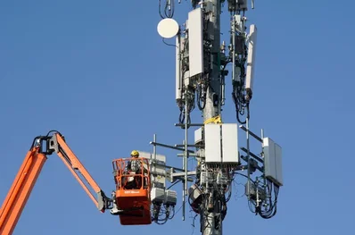 Verizon increased its annual profit forecast and announced a 1 billion dollar agreement to provide Google with dark fiber connectivity for data centers. The company also beat quarterly wireless subscriber estimates as new simplified mobile plans helped drive customer additions.