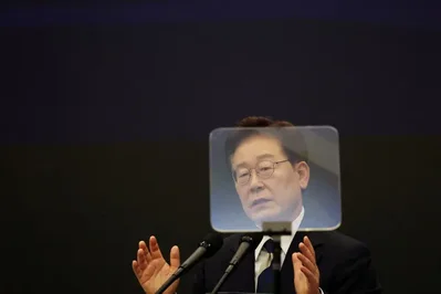 South Korean chipmakers Samsung and SK Hynix will announce long-term memory supply contracts with U.S. technology firms during President Lee Jae-myung's visit to San Francisco. The deals aim to strengthen economic partnerships as global firms also prepare strategic investments in AI data centers.