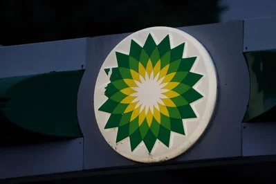تتفاوض شركة BP على بيع وحدتها للطاقة الشمسية إلى تحالف يضم Wren House وQualitas Energy مع تركيز الشركة الكبرى على النفط والغاز لتحسين العوائد. وتأتي هذه الصفقة المحتملة في أعقاب خطة تخارج بقيمة 20 مليار دولار تهدف إلى خفض الديون وتبسيط العمليات العالمية للشركة.