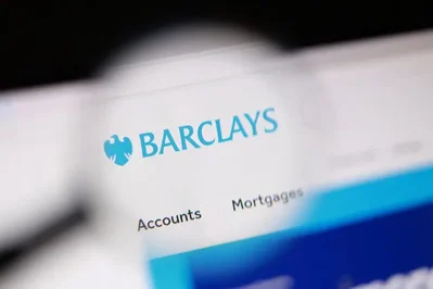 حذر بنك Barclays من أن استمرار المأزق في مضيق هرمز قد يضيف عشرة دولارات إلى توقعاته لسعر خام برنت في عام 2026. وأشار البنك إلى أن الأسعار الفورية قد تختبر مستوى مئة وخمسين دولاراً في ظل هذه الظروف الجيوسياسية المعقدة.