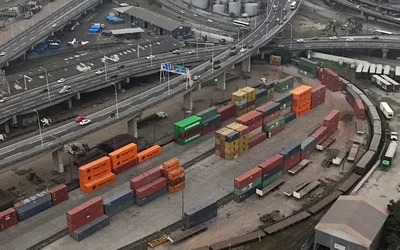 أفادت الحكومة البرازيلية بأن التعريفات الجمركية الأمريكية المعلنة حديثا ستؤثر على أكثر من 23 بالمئة من صادراتها. وتواجه نحو 16.5 بالمئة من هذه السلع حاليا رسوما مجمعة تصل إلى 37.5 بالمئة في أعقاب فرض ضرائب مرتبطة بالممارسات التجارية ومخاوف تتعلق بالعمالة.