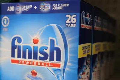 أعلنت شركة Reckitt Benckiser البريطانية عن بيع وحدة منتجات النظافة التابعة لها في روسيا إلى شركة Arnest Management مع توقعات بتكبد خسارة تصل إلى 233 مليون دولار. وتستثني هذه الصفقة العمليات الصحية التابعة للشركة في السوق الروسية.