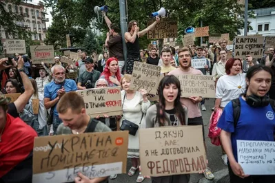 تجمع مئات المتظاهرين مساء اليوم أمام المكتب الرئاسي في كييف لمطالبة الرئيس Zelenskiy بإعادة تعيين Mykhailo Fedorov وزيرا للدفاع. وتأتي هذه المسيرة في أعقاب تعديل حكومي أثار أزمة سياسية بعدما رفض Fedorov أدوارا بديلة متعللا بنقص سلطة الإصلاح.