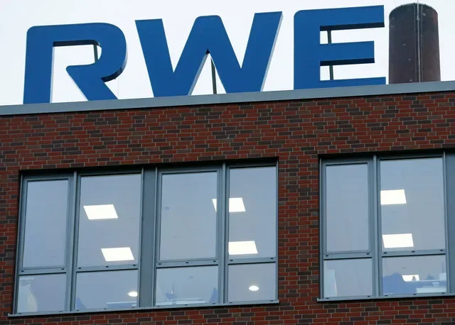 ドイツの電力会社RWEのロゴ。ドイツ、エッセンにあるRWE本社にて、2021年11月15日撮影。ロイター/Thilo Schmuelgen