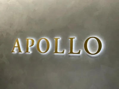Apollo Global报告其非上市债务基金的资本赎回请求已降至此前水平的一半。与此同时，Ares Management在估值争议后缩减了计划中的基金规模，而Fed则宣布了一项新的试点调查，以加强对私募信贷市场的监测。