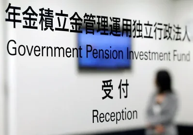 由于国内外股票市场出现反弹，这家全球规模最大的养老金基金在四月至六月季度的资产升至317.8万亿日元。目前，政府官员正在讨论是否允许该基金在投资策略上拥有更大的灵活性，以增加对本土资产的持有量。这一业绩表现正值该投资策略调整的辩论期间。