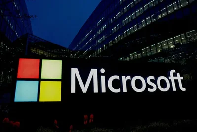 Microsoft 正准备在下个月推出其新型 Maia 300 人工智能芯片，旨在减少对昂贵的 Nvidia 硬件的依赖。据报道，该公司已与 TSMC 讨论了在 2027 年前交付超过 30 万颗芯片的制造事宜，同时其目标是实现总计 100 万颗芯片的产能。