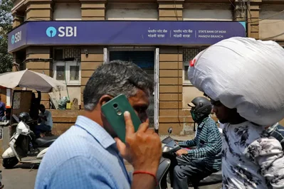 State Bank of India 正在启动近一年来首次公开美元债券发行，计划筹集至少 5 亿美元资金。由于该银行正利用较低的海外融资成本，银行家预计这批五年期票据将获得强劲需求。
