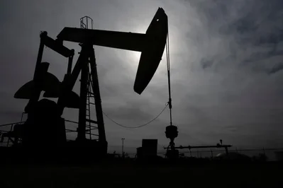 Os preços do petróleo recuperaram parte terreno depois de relatos de um ataque de drone a uma refinaria da Saudi Aramco terem gerado preocupações com o abastecimento. Os mercados globais avaliaram também previsões de procura fraca face às perturbações em curso no Médio Oriente.
