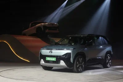 Tata Motors表示在Tata Sons董事长N. Chandrasekaran离职后，其投资计划保持不变。由于成本上升，这家汽车制造商公布第一季度利润大幅下降百分之八十。