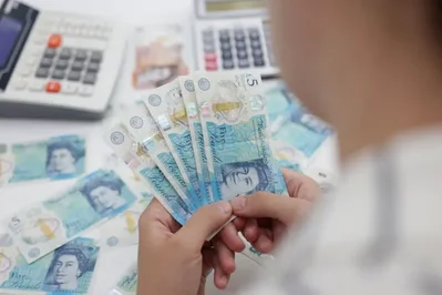 由于六月GDP意外增长巩固了英国经济信心，英镑保持平稳。数据显示，该月国内生产总值上升百分之零点三，使英国有望实现强劲的上半年增长。