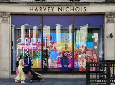 Frasers 已从破产托管中收购了奢侈百货连锁企业 Harvey Nichols。该零售集团计划进行重大重组，以确保长期的可持续发展。