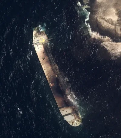 Embarcações especializadas avançam para águas de Omã para conter um derrame de crude russo proveniente do petroleiro Caroline Bezengi. O navio encalhou perto de uma reserva natural na sequência de um ataque inexplicável, ameaçando a vida marinha local.
