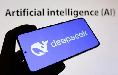 A startup chinesa DeepSeek lancou oficialmente o seu modelo de inteligencia artificial V4 Pro, melhorando as capacidades de agentes e introduzindo novos precos de API para horas de pico e fora de pico. O lancamento ocorre numa altura em que a empresa expande os esforcos de angariacao de fundos e contratacao para competir com rivais domesticos.
