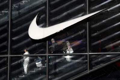 美国平等就业机会委员会已撤销对Nike的诉讼，此前该公司配合了一项正在进行的职场歧视调查并遵守了传票。该机构目前正在调查Nike是否故意对白人员工存在歧视行为，相关调查仍在进行中。