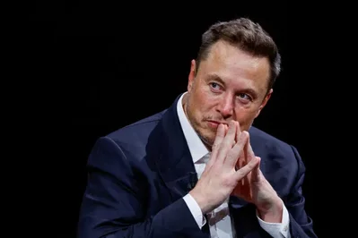 监管文件显示马斯克持有SpaceX 48.4%的股权，估值超过9000亿美元。该文件在公司公开上市后详细披露了他的巨额持股与投票权。