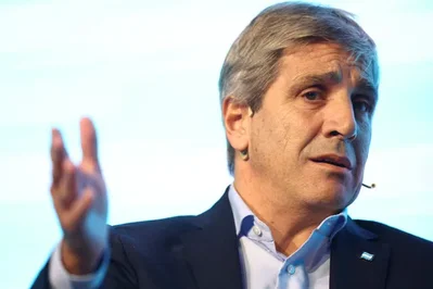 A Argentina vai permitir que os bancos emprestem até 15 por cento dos seus depósitos em dólares a empresas. O ministro da Economia Luis Caputo anunciou a medida para aumentar o crédito e reativar a economia. A política complementa recentes reformas fiscais destinadas a impulsionar o investimento.