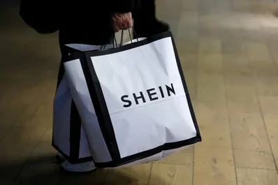 A plataforma de moda rápida Shein perdeu uma ação judicial por direitos de autor em Londres contra a rival Temu. O juiz decidiu que a Temu está protegida pela defesa de alojamento como intermediária, desferindo um golpe na Shein enquanto esta planeia uma importante oferta pública inicial.
