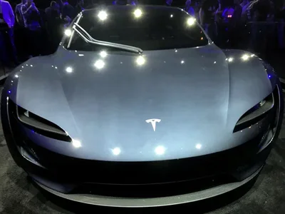 Tesla dự định ra mắt mẫu Roadster được thiết kế lại ngay trong tháng này. Chiếc xe có thể được trang bị động cơ đẩy khí lạnh phát triển cùng SpaceX trong một buổi trình diễn tại Texas.