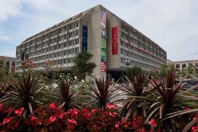 美国卫生和公众服务部指控多家医院在青少年性别医疗服务中存在违规开单行为。该机构已将相关医疗机构移交联邦调查，涉嫌诊断结果不准确。