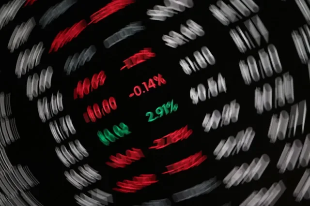 صورة أرشيفية: أسعار الأسهم معروضة على لوحة سوق في بورصة الأوراق المالية الأسترالية في سيدني، أستراليا، 22 أبريل 2026. رويترز/هولي آدامز/صورة أرشيفية