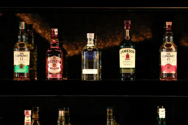 ภาพแฟ้ม: ขวดผลิตภัณฑ์ของ Pernod Ricard จัดแสดงอยู่ที่บาร์แห่งหนึ่งในเมืองคุรุคราม ประเทศอินเดีย เมื่อวันที่ 26 พฤศจิกายน 2567
