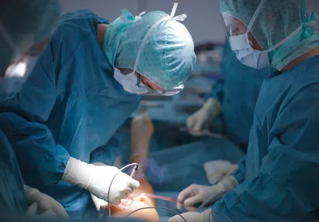 Ảnh tư liệu: Các bác sĩ và nhân viên y tế làm việc trong một ca phẫu thuật thay khớp gối tại phòng mổ ở Stans, ngày 27 tháng 10 năm 2011. REUTERS/Michael Buholzer/Ảnh tư liệu