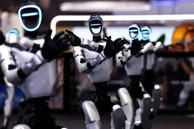 หุ่นยนต์ฮิวแมนนอยด์จาก Unitree Robotics แสดงการเต้นรำเป็นกลุ่มในงาน World Robot Conference ปี 2026 ที่กรุงปักกิ่ง ประเทศจีน เมื่อวันที่ 19 สิงหาคม 2026 REUTERS/Tingshu Wang